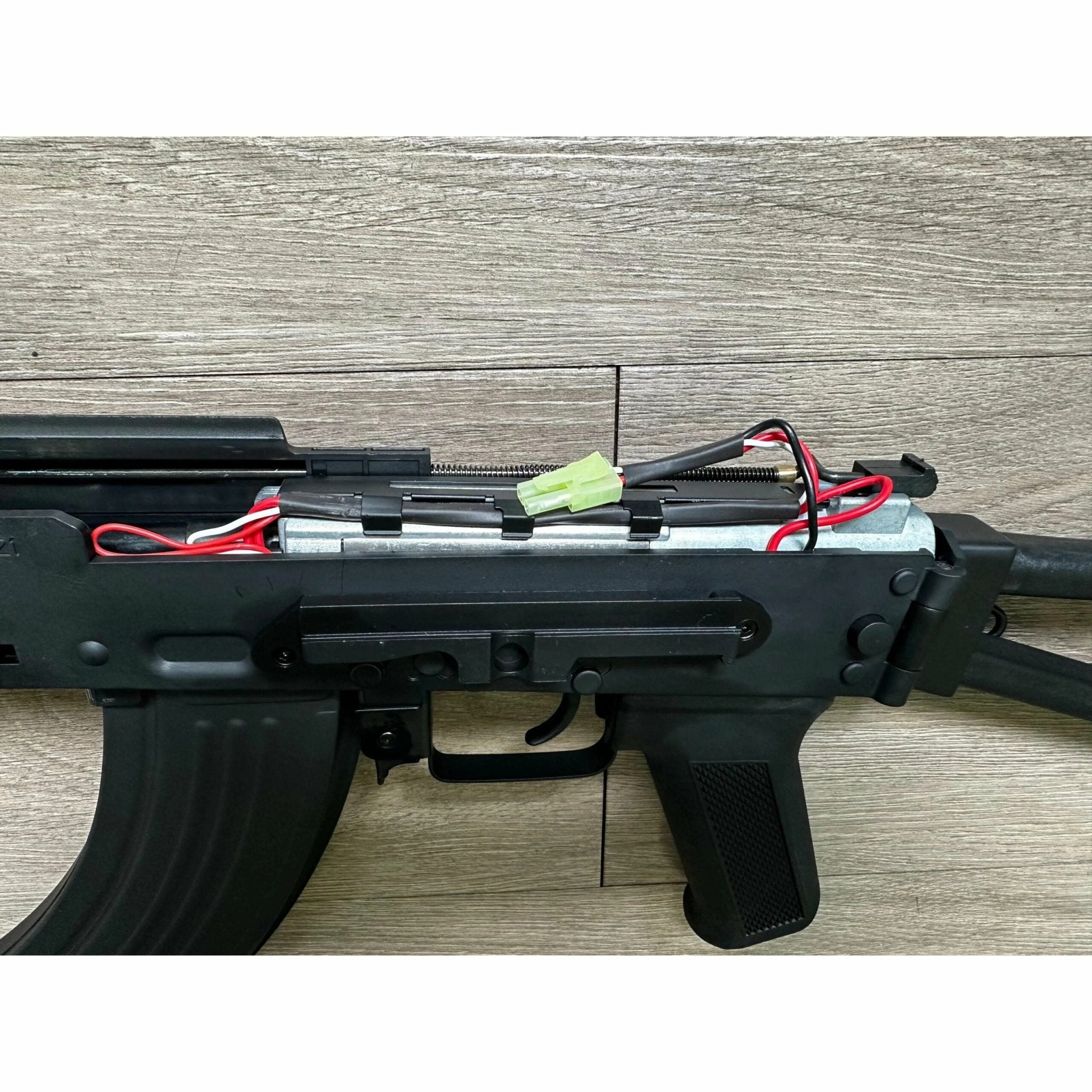 Close-up view of the DOUBLE BELL BYP-02B AKS-74N showing battery connections and metal gearbox features.